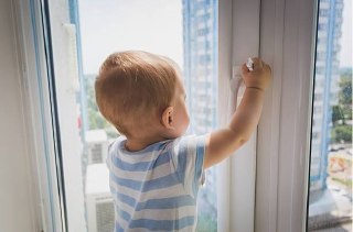 Годовалая девочка чудом выжила после падения из окна в Находке