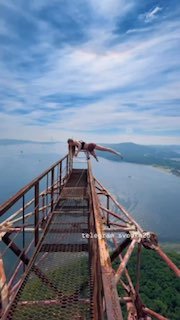 Экстремальное выступление: гимнастка на высоте ЛЭП в Владивостоке
