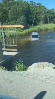 Автомобиль с пассажирами провалился в реку: шокирующие кадры