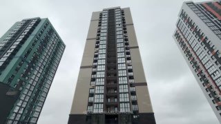 Губернатор Приморья Олег Кожемяко вручает ключи от новых квартир